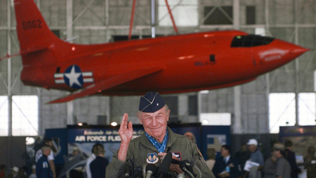 Chuck Yeager, Test Pilot Who Broke the Sound Barrier, Is Dead at 97